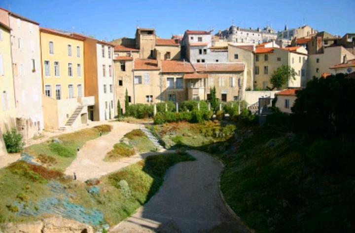 Apartamento Le Petit Nid Des Arenes Béziers Exterior foto